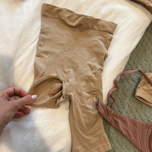 5 SKIMS Pieces - Picture 2 of 15